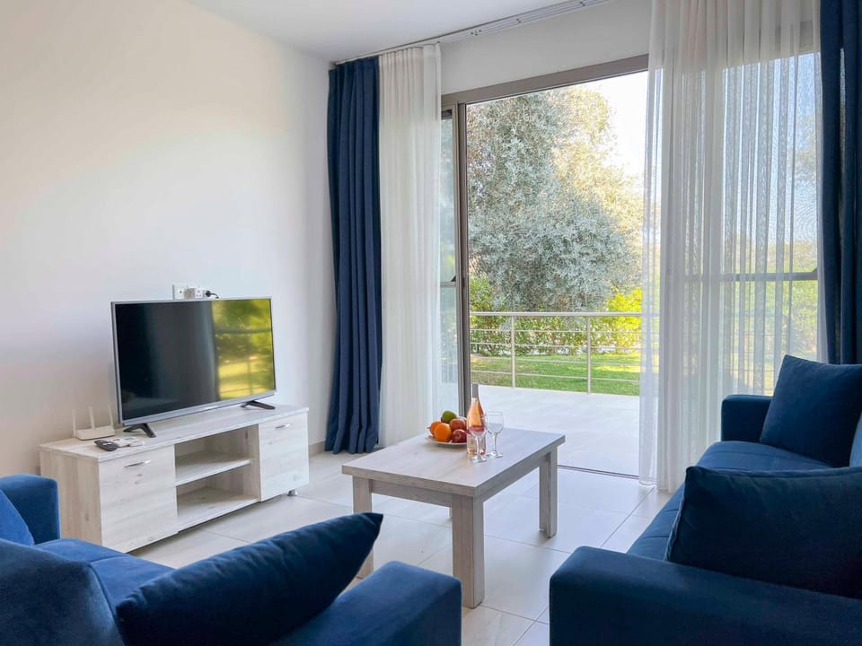 Communal lounge/ TV room, TV and multimedia, Living room, Seating area, Evening entertainment
