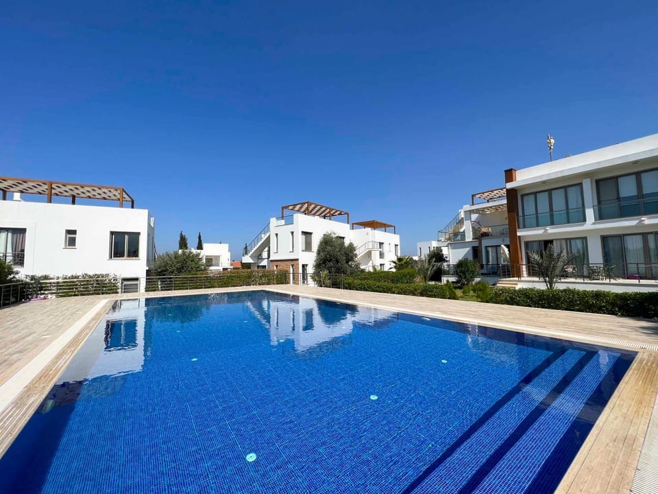 Property building, Day, Pool view, Swimming pool, Swimming pool, sunbed