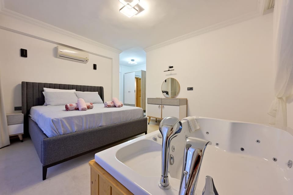 Bed, Hot Tub, Bedroom, towels