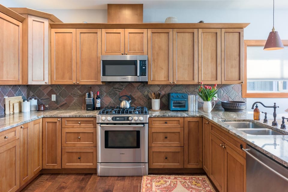 Coffee/tea facilities, internet, microwave, stove, toaster