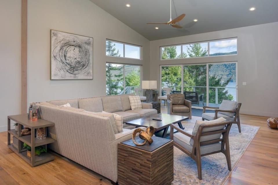 TV and multimedia, Balcony/Terrace, Living room, Decorative detail, Seating area, Entertainment, internet