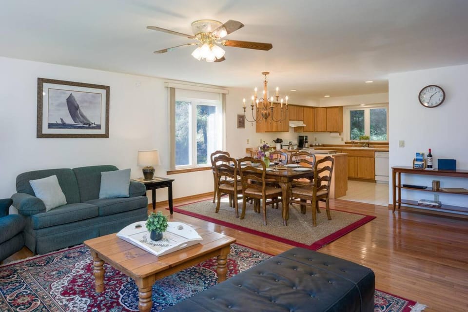 Living room, Seating area, Dining area, Entertainment, internet