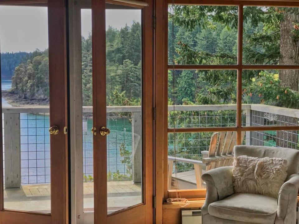 Bed, Natural landscape, Balcony/Terrace, Seating area, Bedroom, Sea view, internet