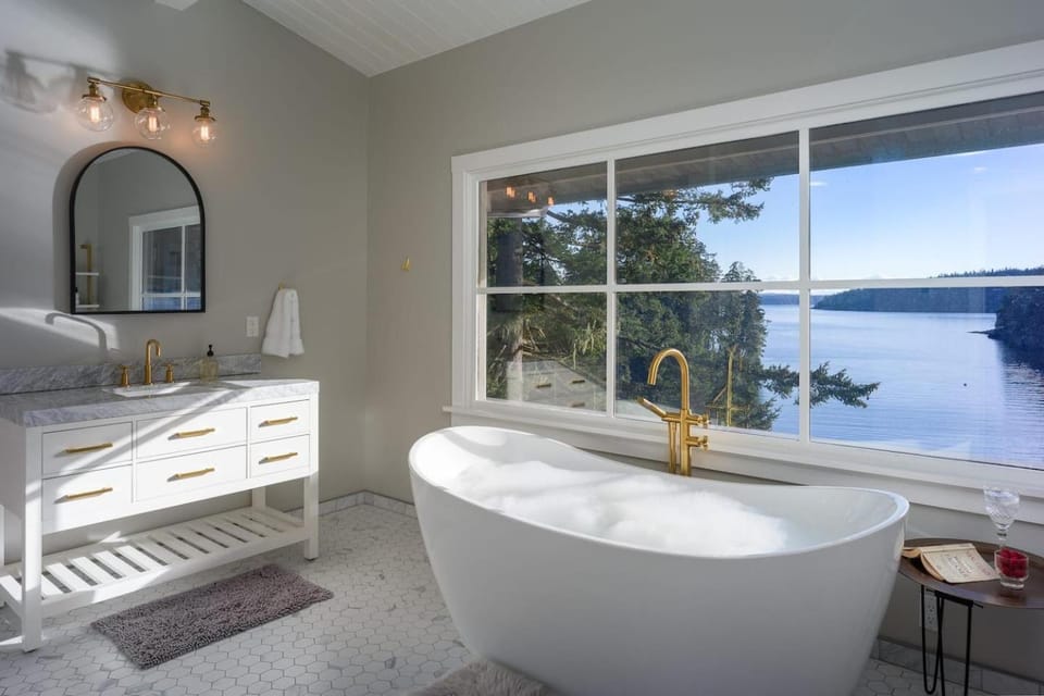 Bathroom, Sea view, towels