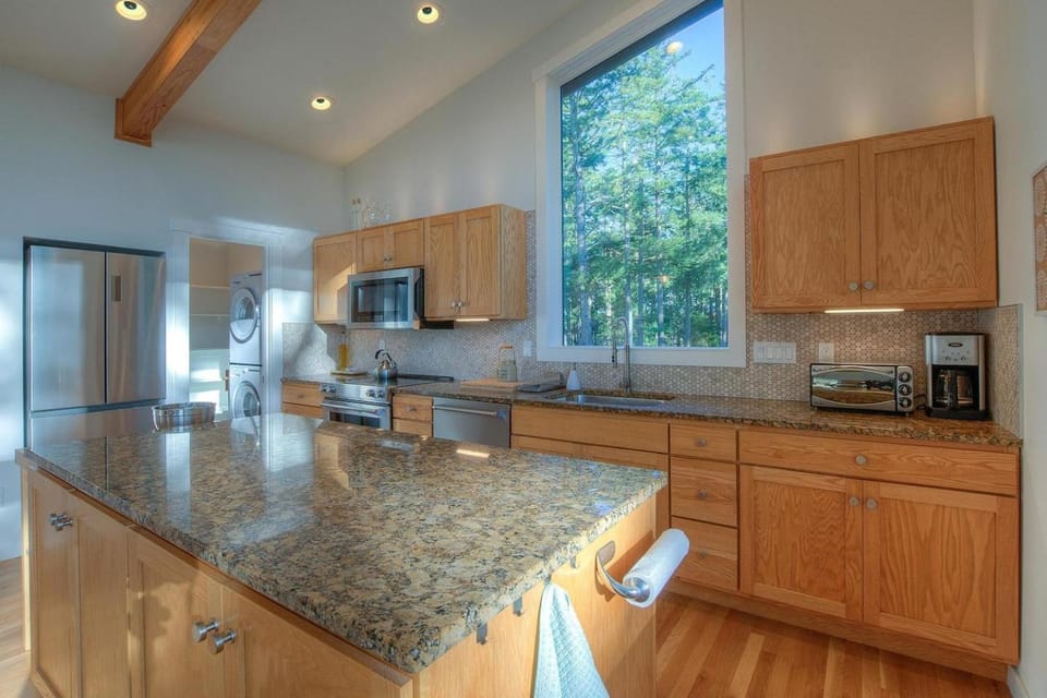 Bright, Contemporary, Walk to Town, Cafes & Beach House in Eastsound