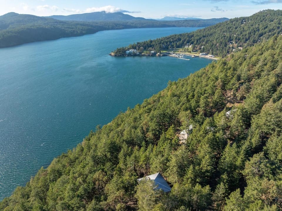 Elegant Water View, Walk to Moran State Park House in Washington