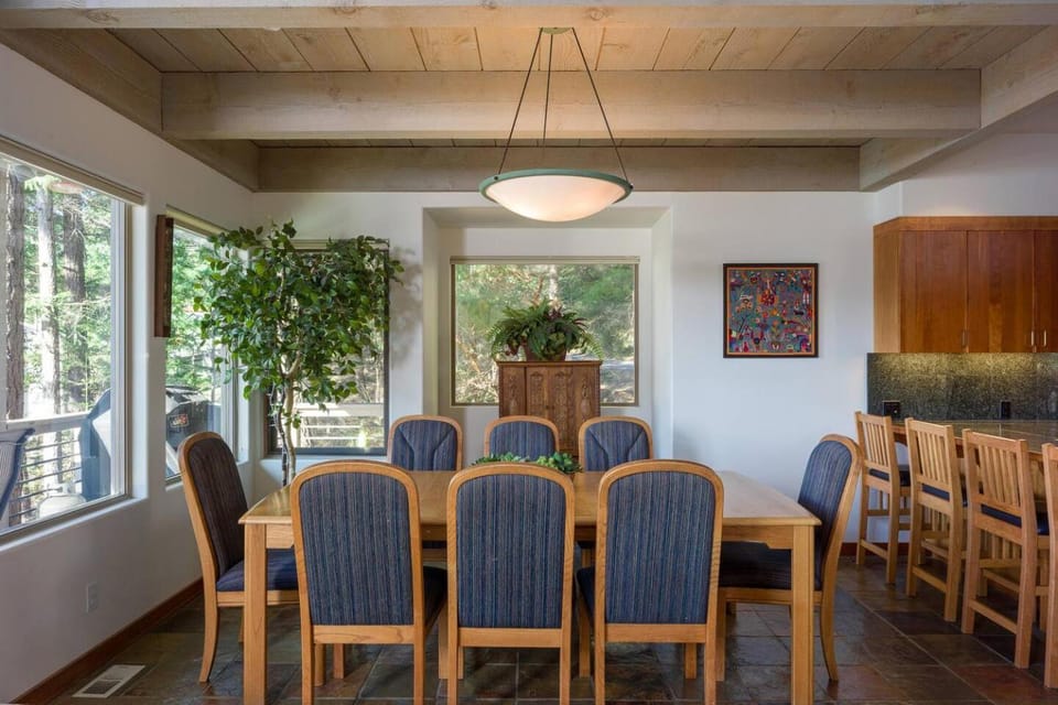 Elegant Water View, Walk to Moran State Park House in Washington