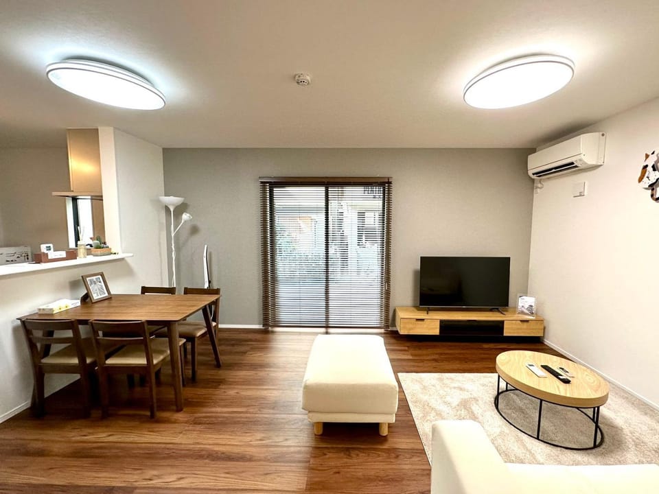 TV and multimedia, Living room, Seating area, Dining area, air conditioner