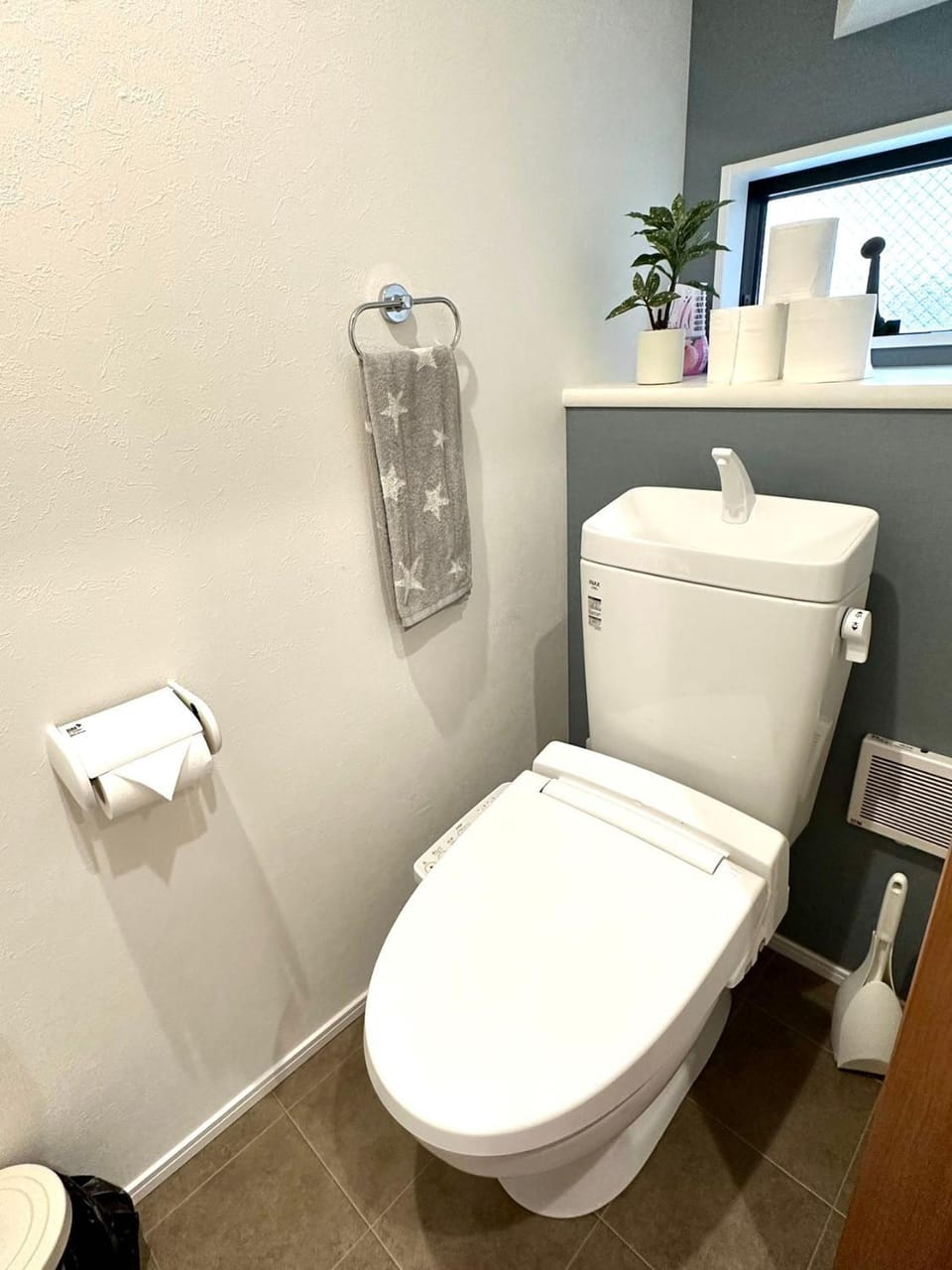 Toilet, bidet, towels