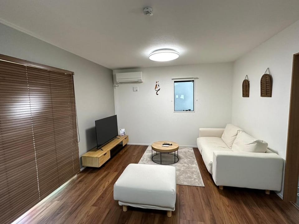 TV and multimedia, Living room, Seating area, Evening entertainment