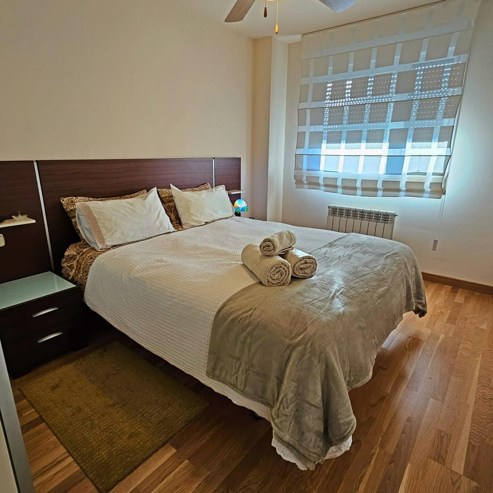 Bed, TV and multimedia, towels