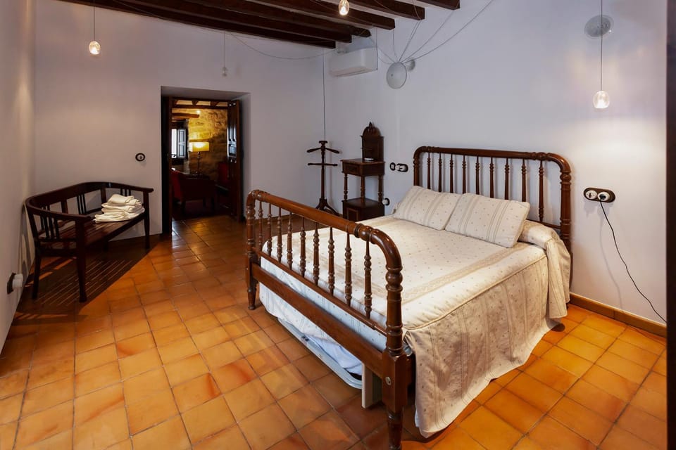 Bed, Photo of the whole room, Seating area, Bedroom