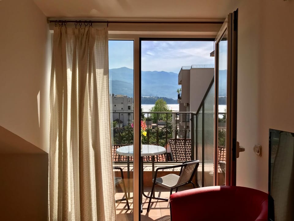 Natural landscape, TV and multimedia, Balcony/Terrace, Living room, Decorative detail, Seating area, Sea view