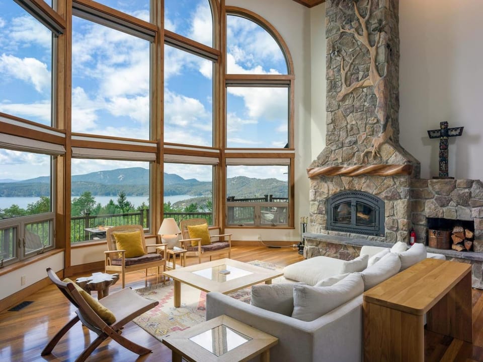 Stunning Sunsets, Luxe Lodging, Sauna and Spa House in Washington