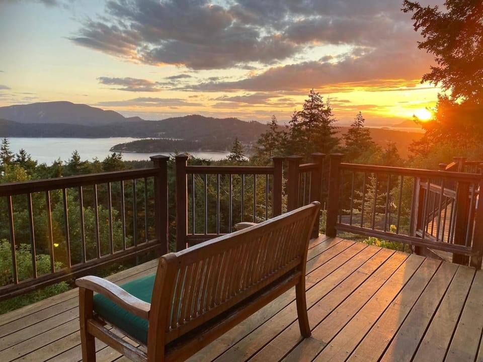 Stunning Sunsets, Luxe Lodging, Sauna and Spa House in Washington