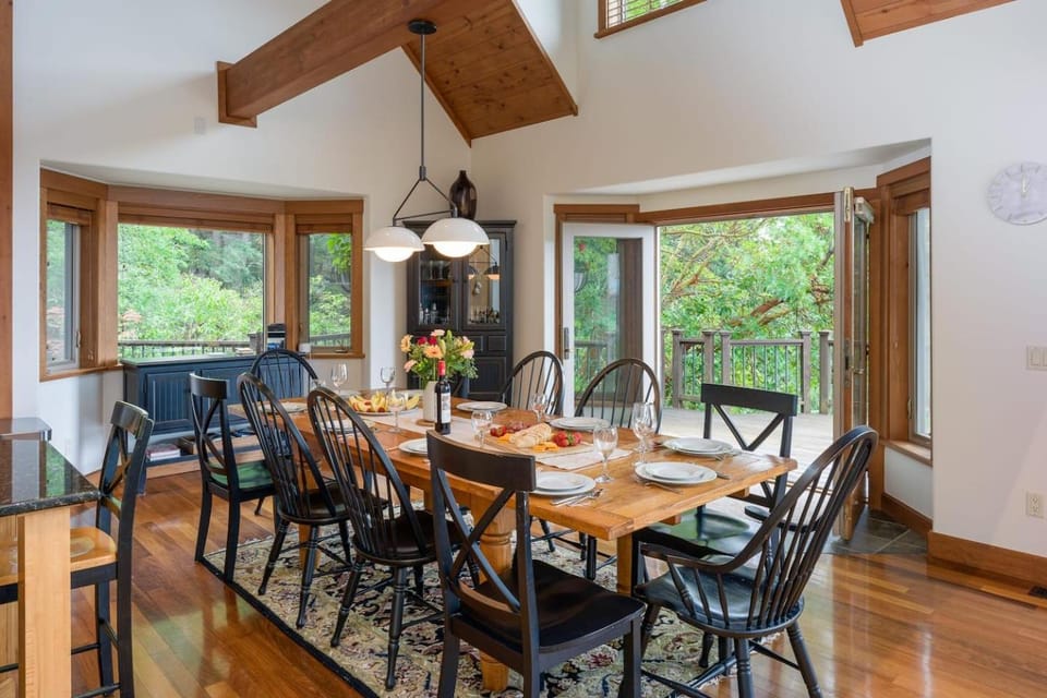 Stunning Sunsets, Luxe Lodging, Sauna and Spa House in Washington