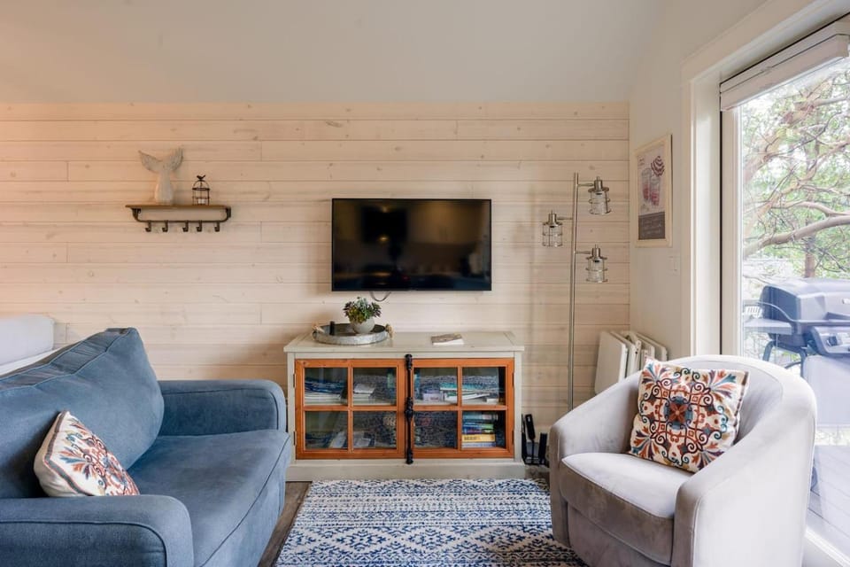 WaterView,Impeccable Studio Cottage, Walk to Town House in Eastsound