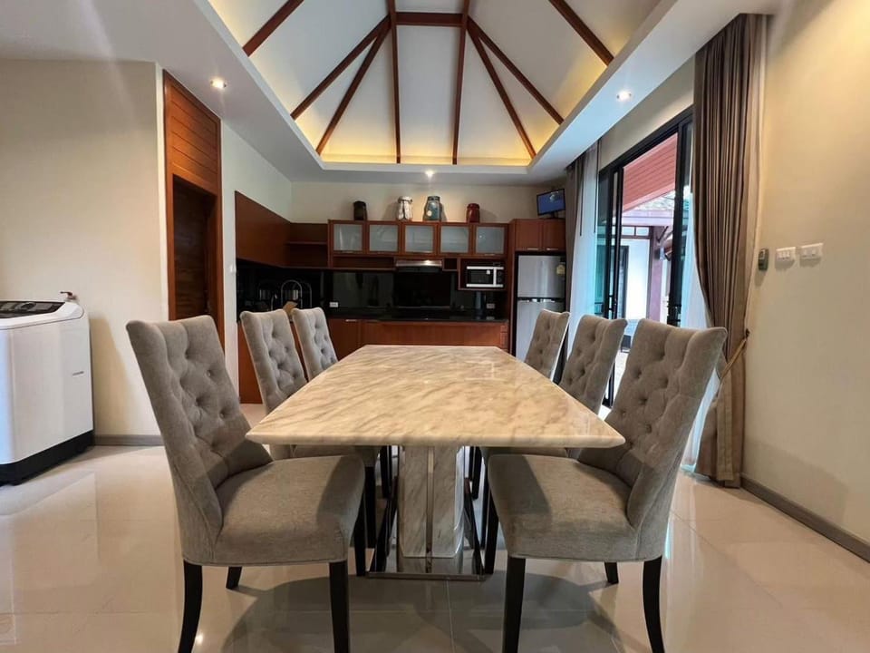Kitchen or kitchenette, Living room, Seating area, Dining area