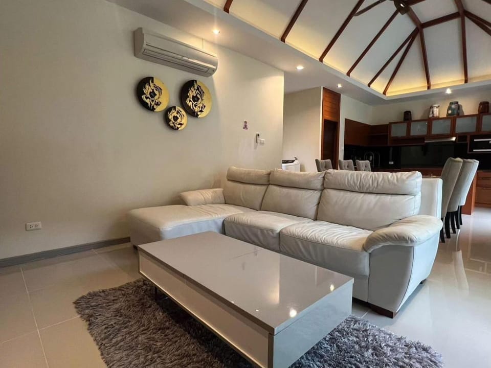 Communal lounge/ TV room, Living room, Seating area