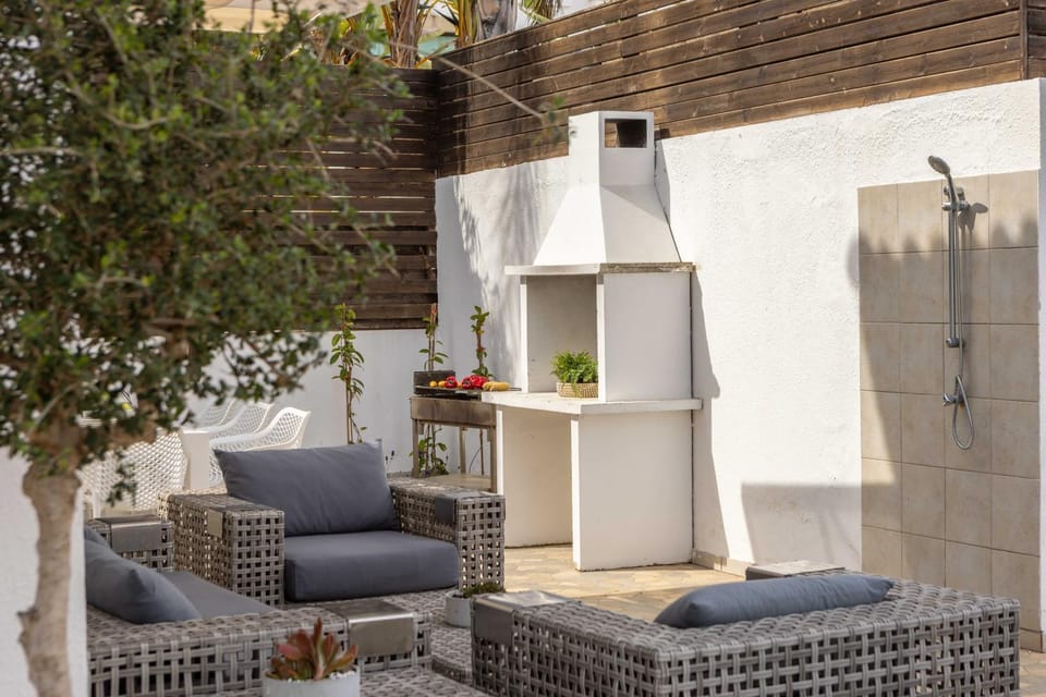 Patio, Day, Garden, View (from property/room), Balcony/Terrace, Living room, Seating area, Garden view