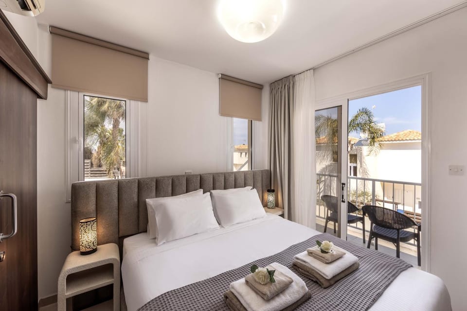 Bed, View (from property/room), Balcony/Terrace, Photo of the whole room, Seating area, Bedroom, towels, air conditioner