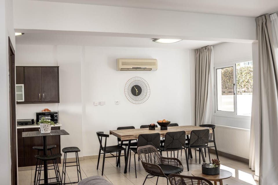 Kitchen or kitchenette, Living room, Seating area, Dining area, air conditioner