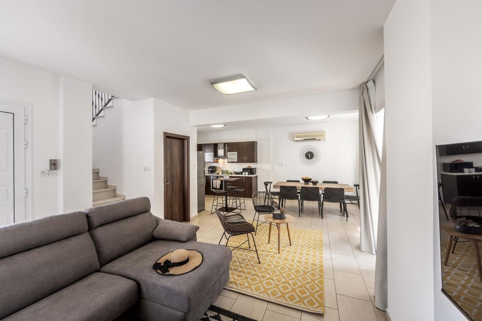 TV and multimedia, Kitchen or kitchenette, Living room, Seating area, Dining area