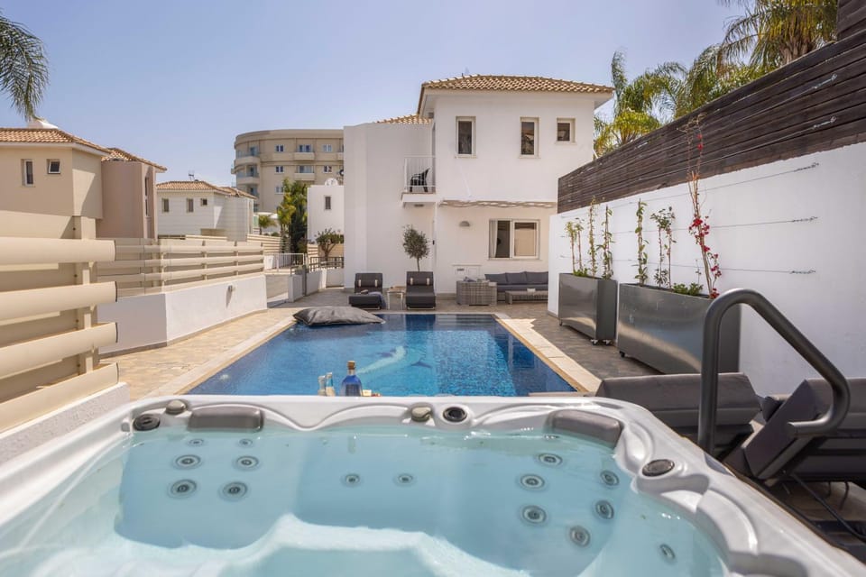 Property building, Patio, Day, Natural landscape, Hot Tub, Pool view, Swimming pool, sunbed