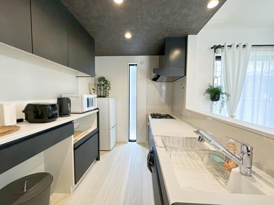 Coffee/tea facilities, Kitchen or kitchenette, microwave, oven, stove