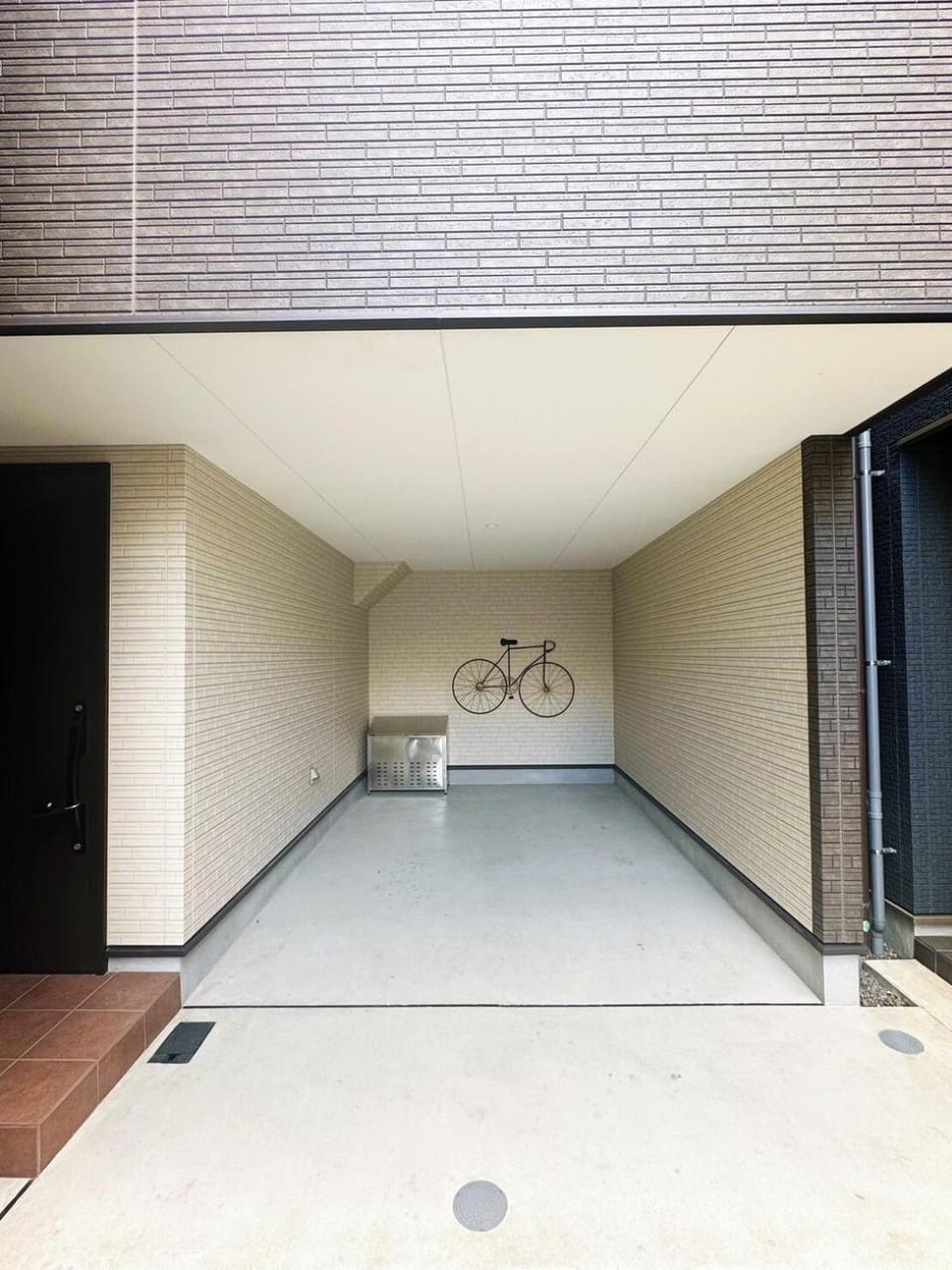 Facade/entrance, Parking