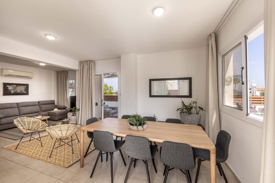 TV and multimedia, Living room, Seating area, Dining area
