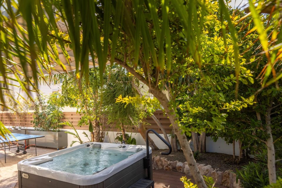 Spring, Day, Natural landscape, Garden, Hot Tub, Garden view, Pool view, Swimming pool, sunbed