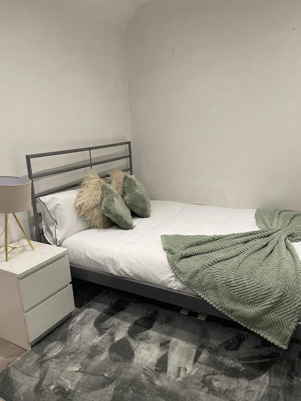 StudioSleeps2-GardenView-Parking-Internet-Patio Apartment in London