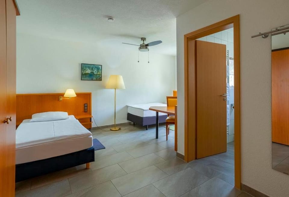 Bed, Bathroom, TV and multimedia, fireplace
