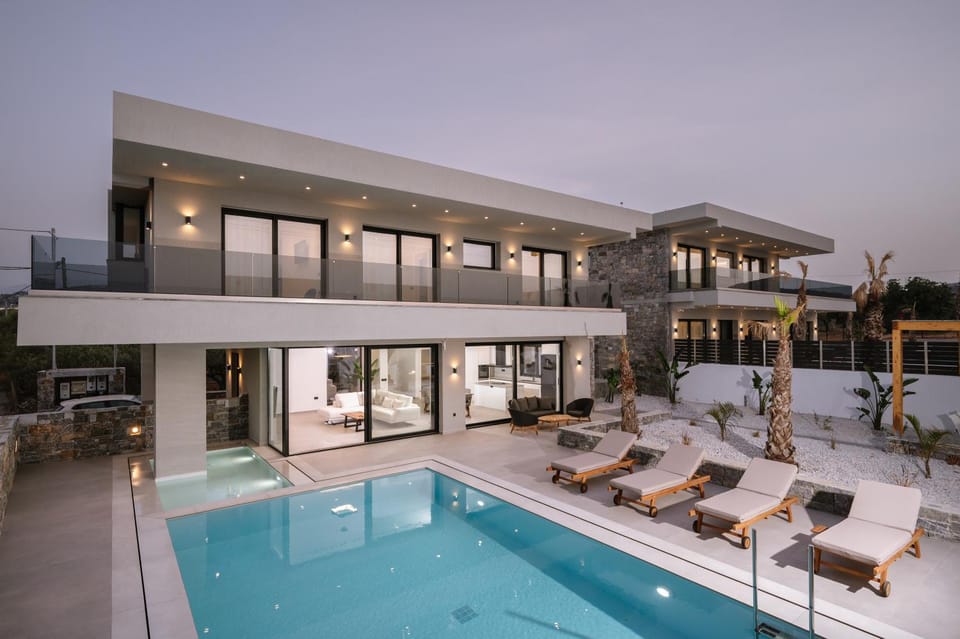 Property building, Day, Pool view, Swimming pool, sunbed
