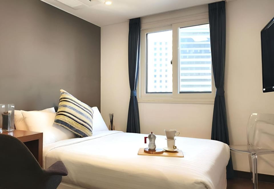 Bed, Seating area, City view, Quiet street view