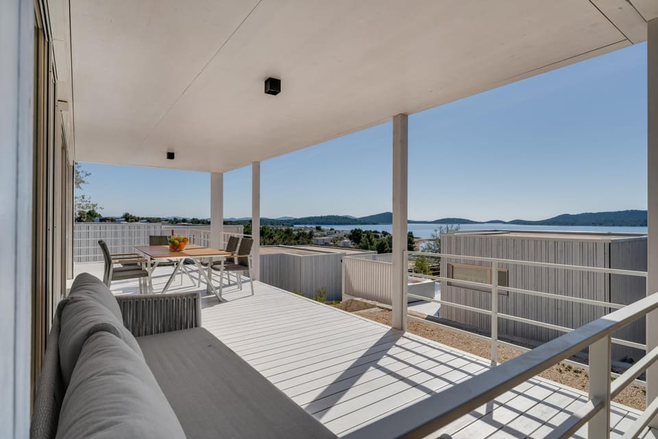 Patio, Day, Natural landscape, Living room, Seating area, Dining area, Sea view