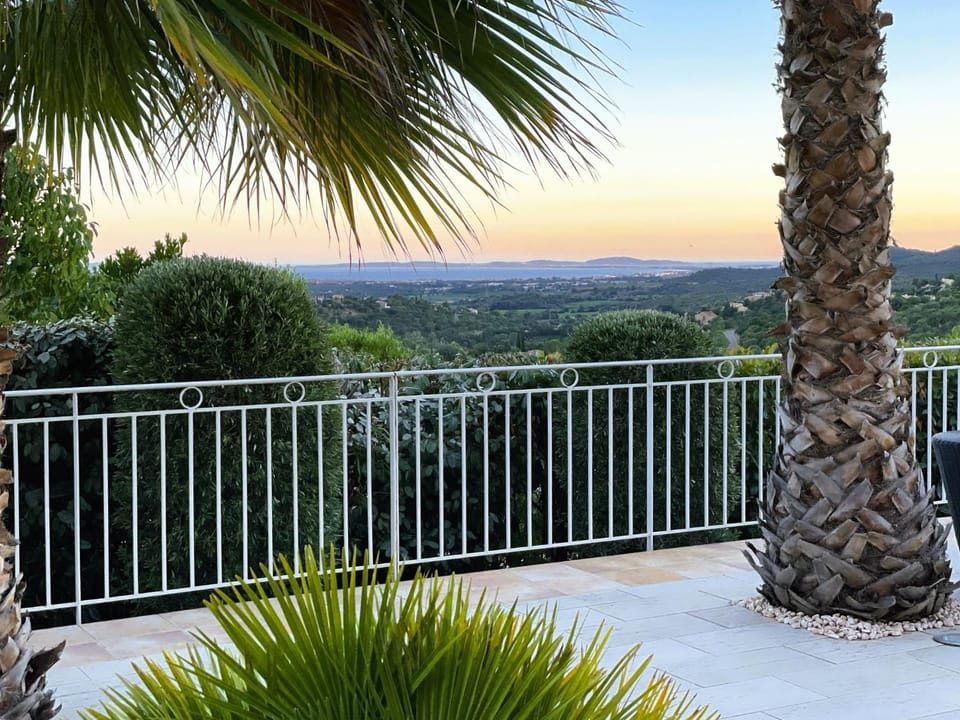 Villa JOYA climatisée pour 8 personnes avec piscine et vue mer à La Londe-Les-Maures Villa in La Londe-les-Maures