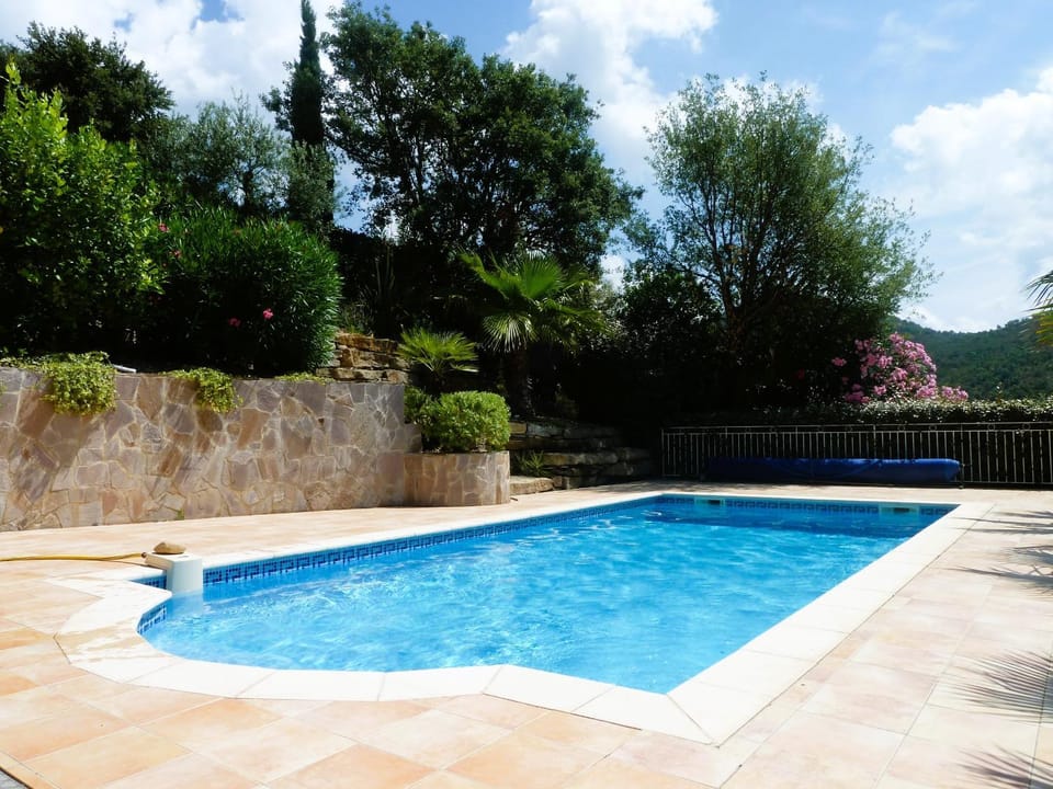Villa JOYA climatisée pour 8 personnes avec piscine et vue mer à La Londe-Les-Maures Villa in La Londe-les-Maures