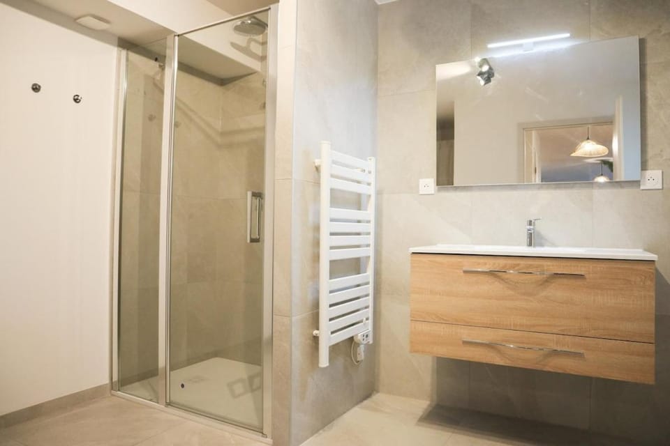 Shower, Bathroom, towels