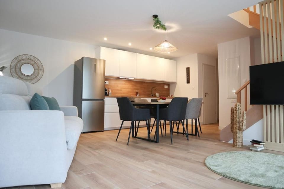 Communal lounge/ TV room, TV and multimedia, Kitchen or kitchenette, Living room, Seating area, Dining area