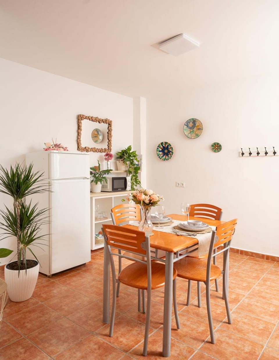 Dining area, microwave, toaster