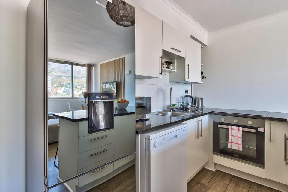 Spacious 2 Bedroom Apartment with Table Mountain View Apartment in Cape Town