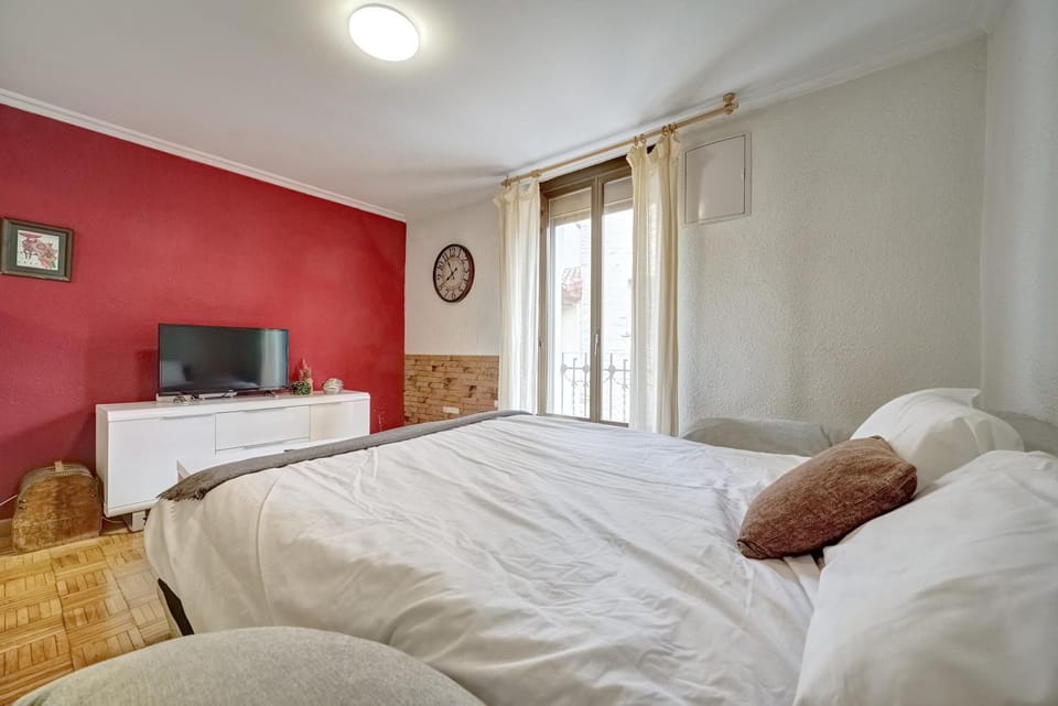 Bed, Photo of the whole room