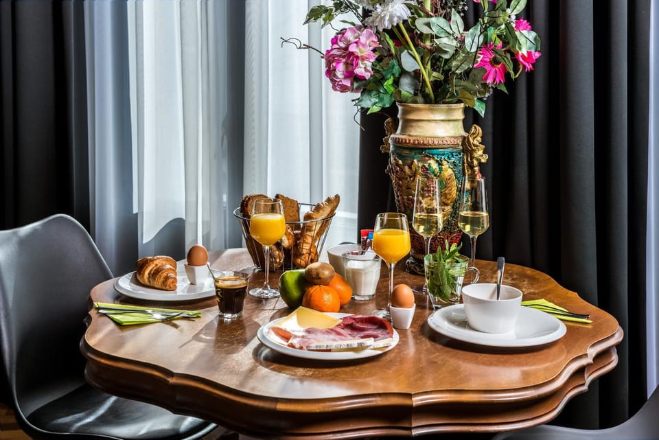 Food close-up, Coffee/tea facilities, Living room, Food and drinks, Seating area, Dining area, Bedroom, Food, Breakfast, Drinks, Alcoholic drinks, Non alcoholic drinks