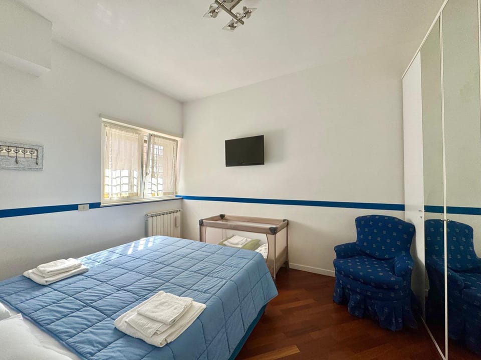 Bed, TV and multimedia, Photo of the whole room, Bedroom, cot