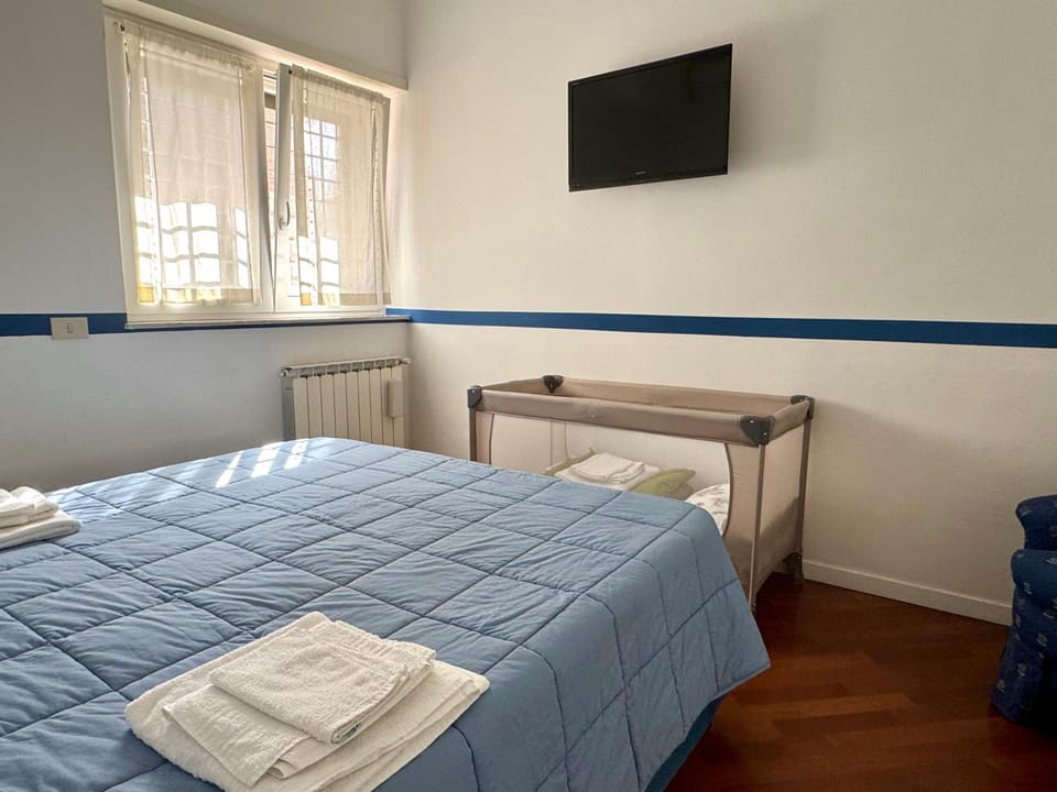 Bed, TV and multimedia, Photo of the whole room, Bedroom, cot, towels