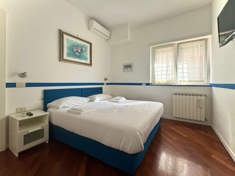 Bed, TV and multimedia, Photo of the whole room, Bedroom, air conditioner