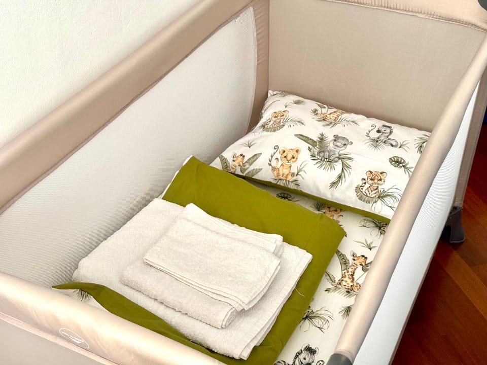 Bedroom, cot, towels