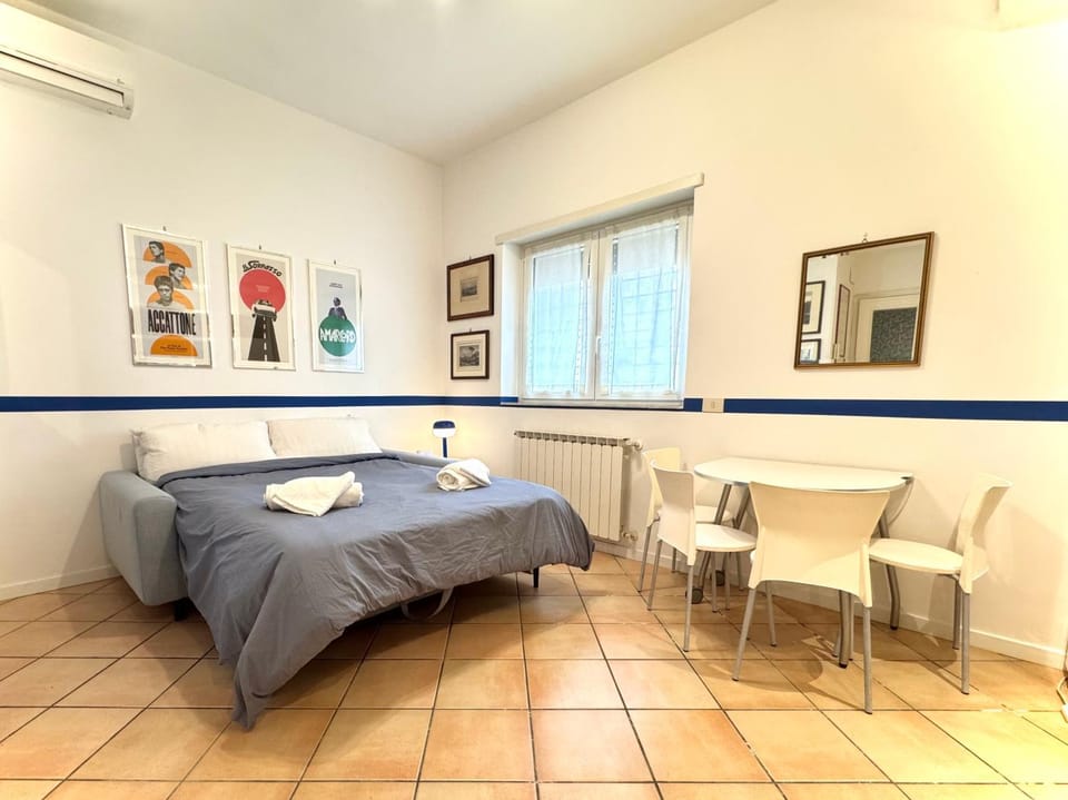 Bed, Living room, Photo of the whole room, Seating area, air conditioner